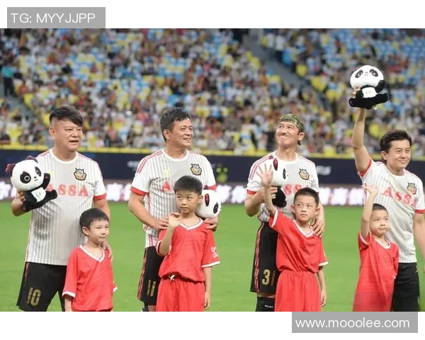 足球明星照片涂鸦创意大赛展现球场魅力与艺术结合的精彩瞬间 足球明星照片涂鸦创意大赛展现球场魅力与艺术结合的精彩瞬间