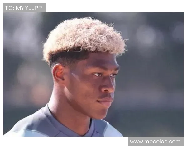 足球明星黑人发型独特引发热议时尚潮流背后的文化意义探讨